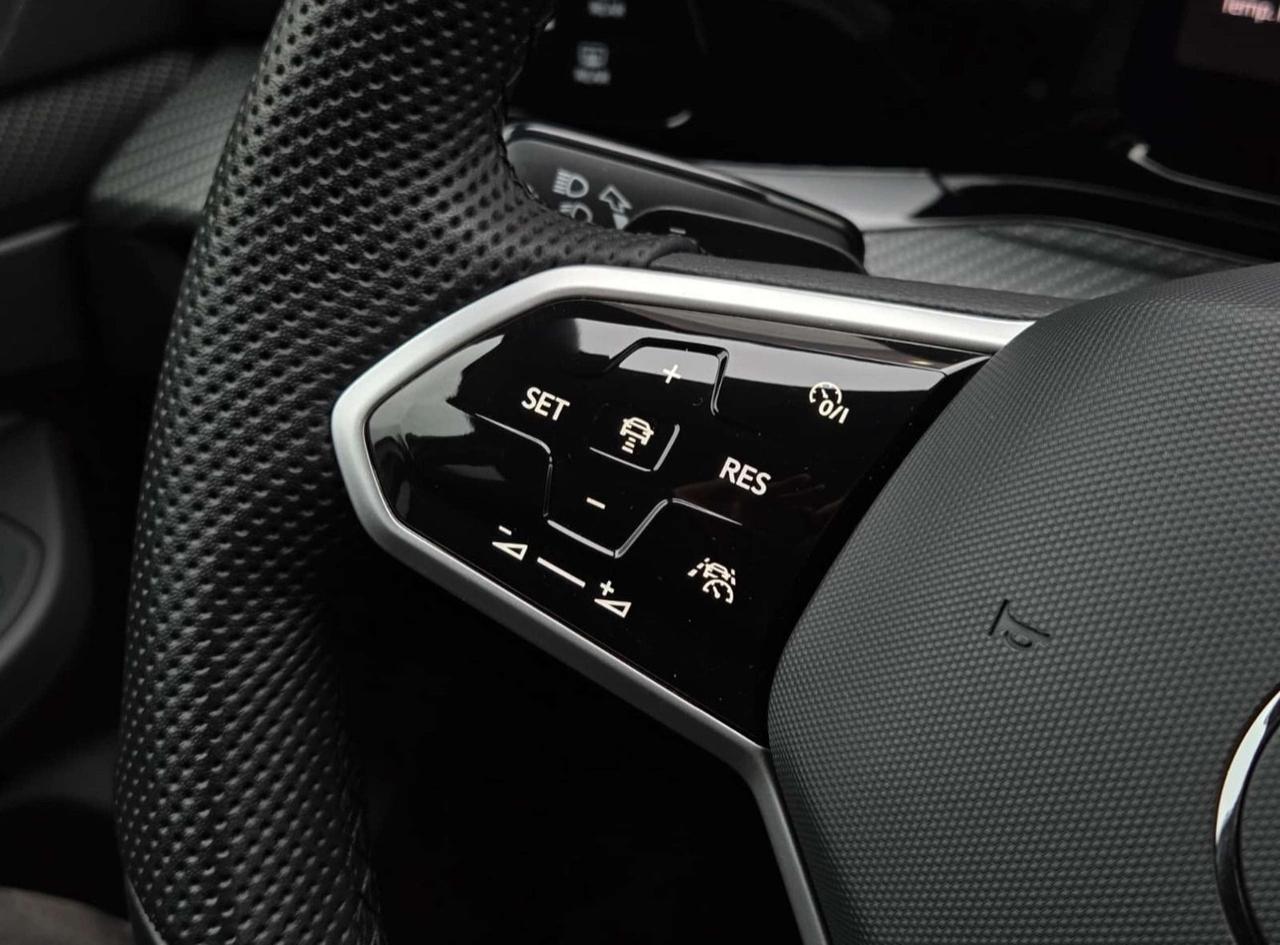 Volkswagen Golf 1.0 eTSI R-line DSG