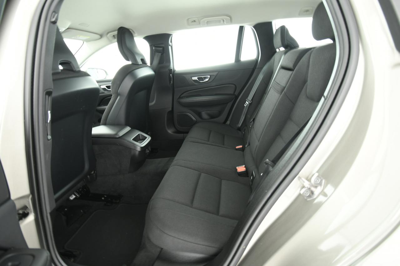 VOLVO V60 2.0 b4 Momentum Business auto NEOPATENTATI+C17"