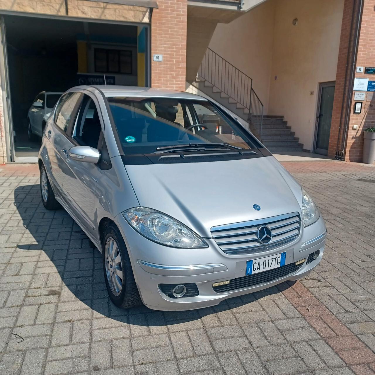 AUTOMATICA NEOPATENTATI CLASSE A 2.0TDI CON GANCIO DI TRAINO