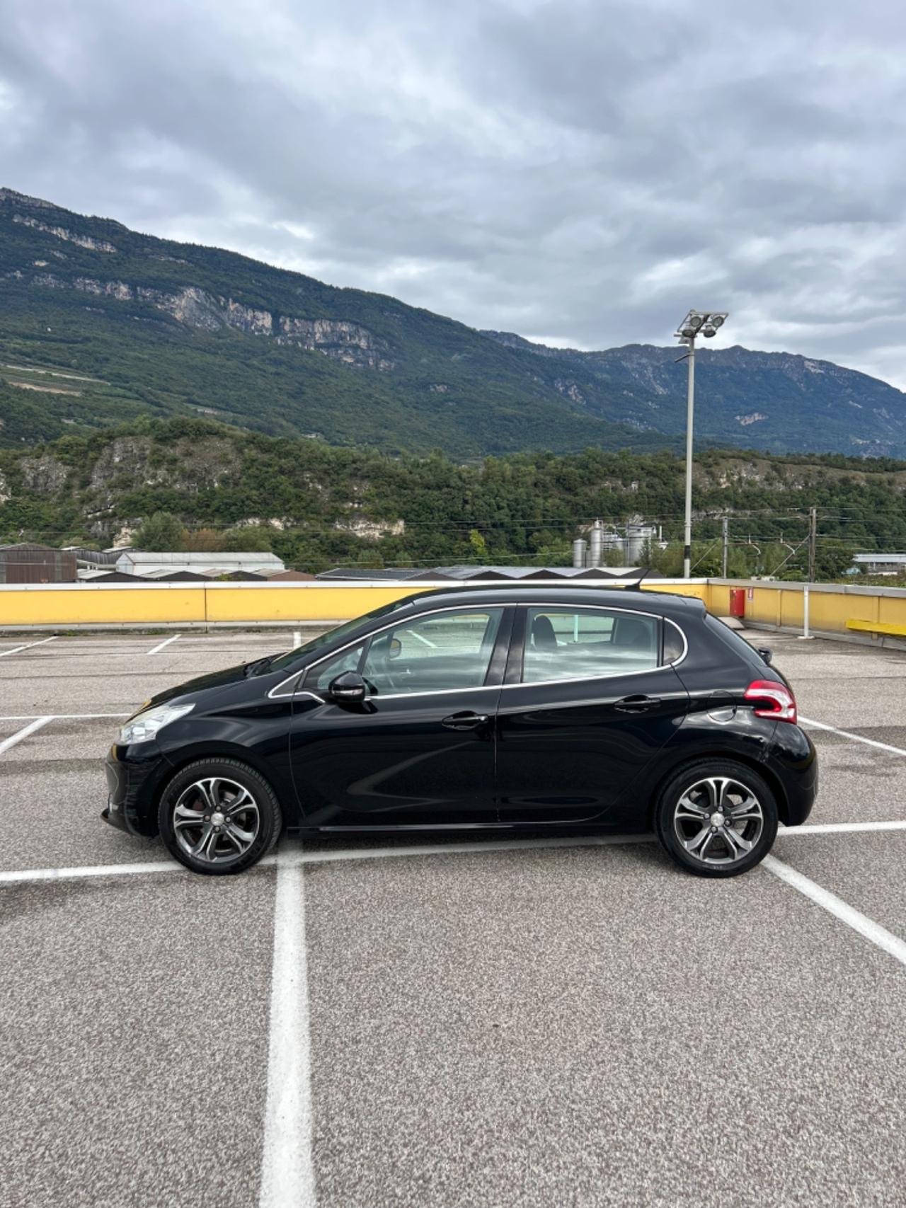 Peugeot 208 1.4 HDi 68 CV Active Neopatentati