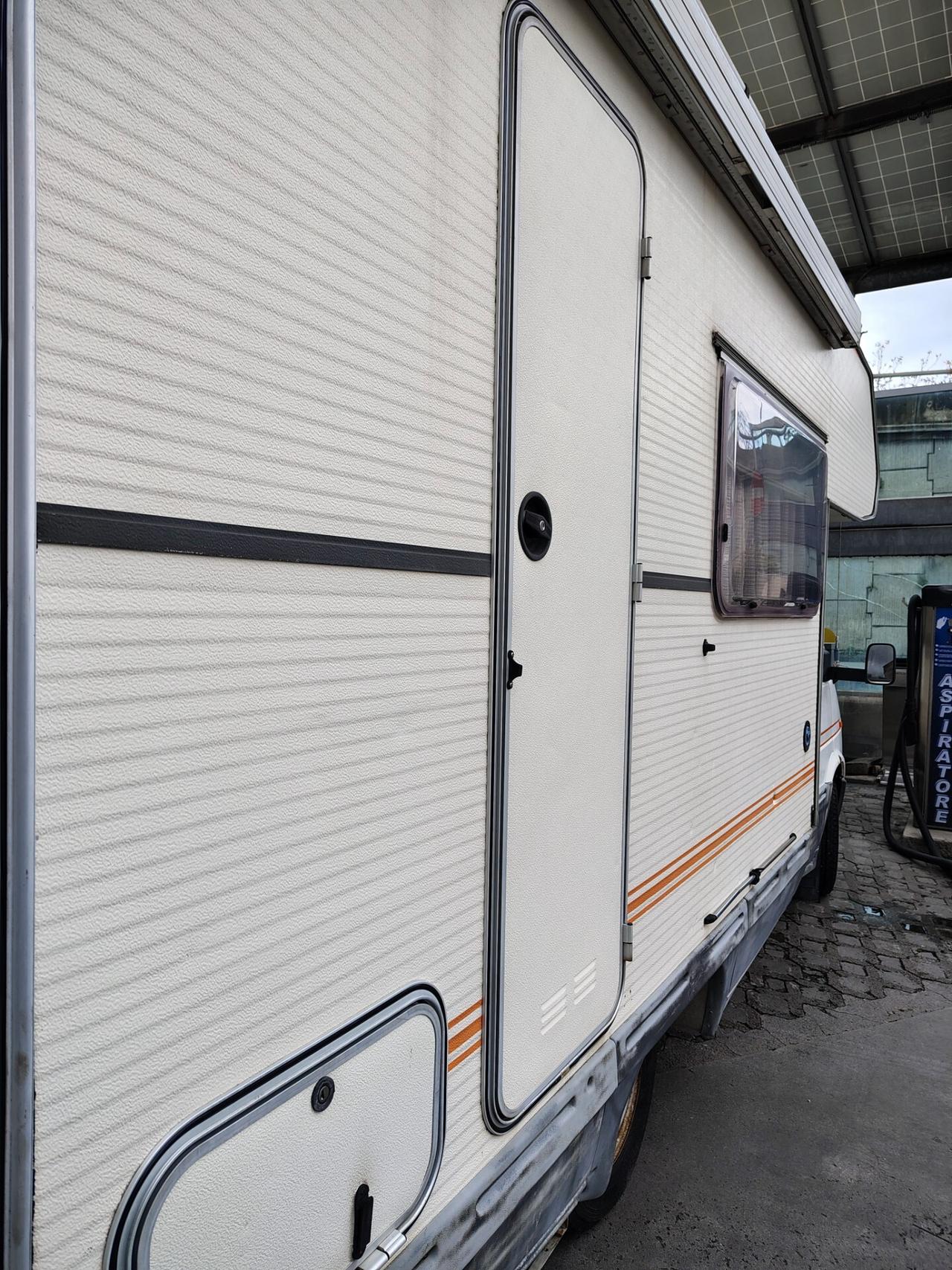 Ford transit camper 5 6 posti. Gasolio 2.5 posti puro