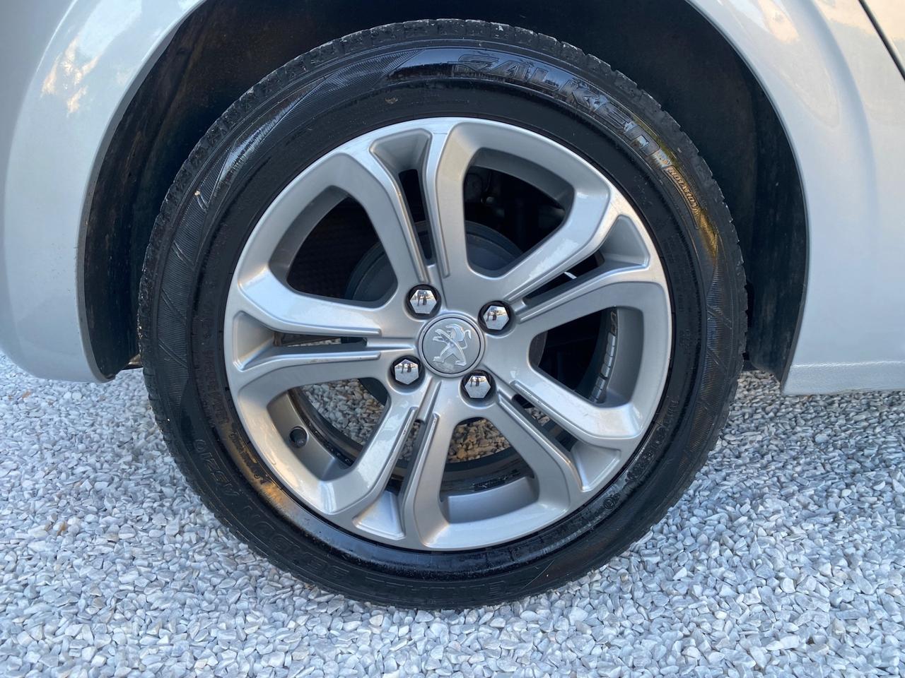 Peugeot 208 PureTech 82 5 porte Allure NEOPATENTATI!!!