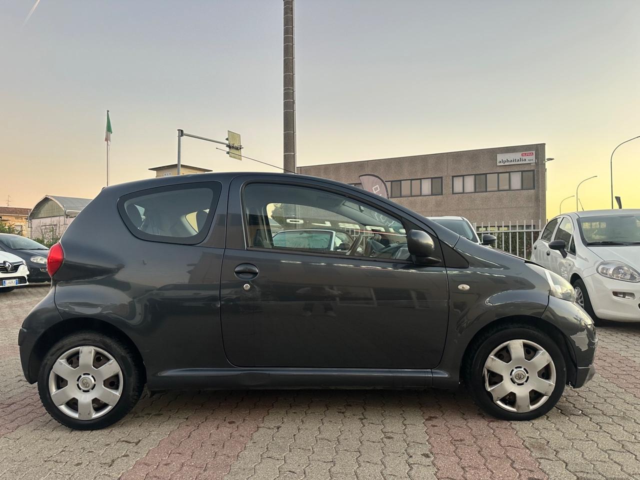 Toyota Yaris 1.0 3 porte Sol