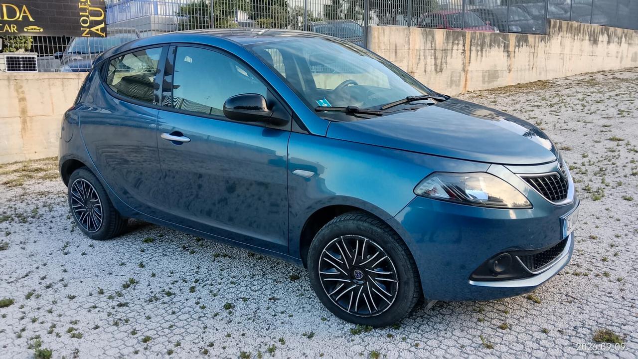 Lancia Ypsilon 1.0 FireFly 5 porte S&S Hybrid Silver