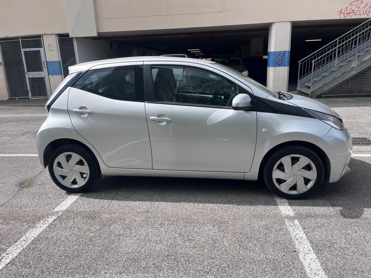 Toyota Aygo 1.0 VVT-i 69 CV 5 porte x-play TSS