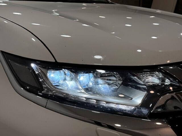 Mitsubishi Outlander 2.2 DI-D 4WD Instyle Plus SDA 7 posti