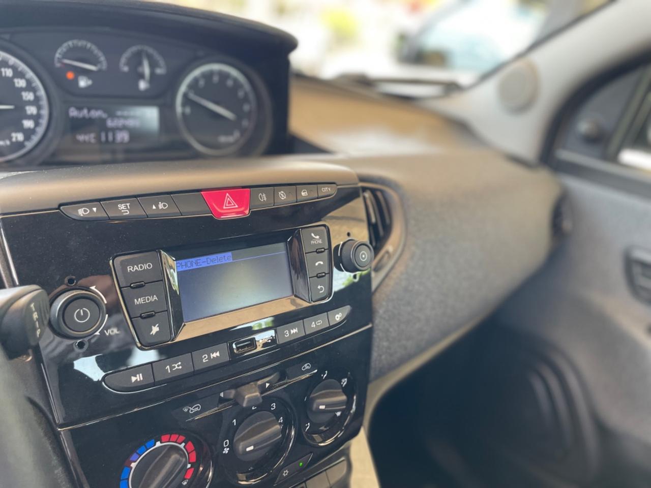 Lancia Ypsilon 1.0 FireFly 5 porte S&S Hybrid Ecochic Silver