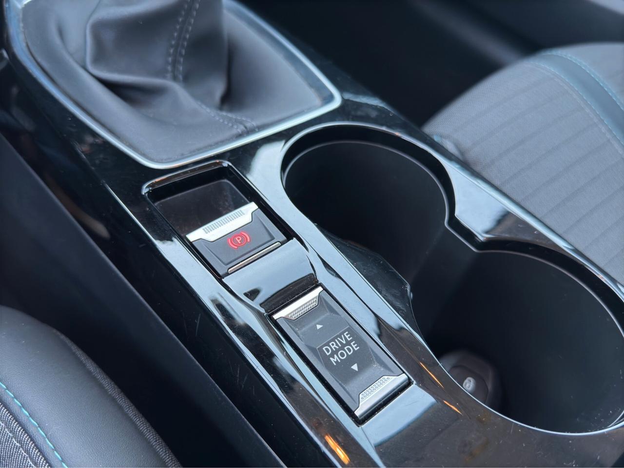 Peugeot 208 PureTech 100 ALLURE PACK-KEYLESS(CARPLAY