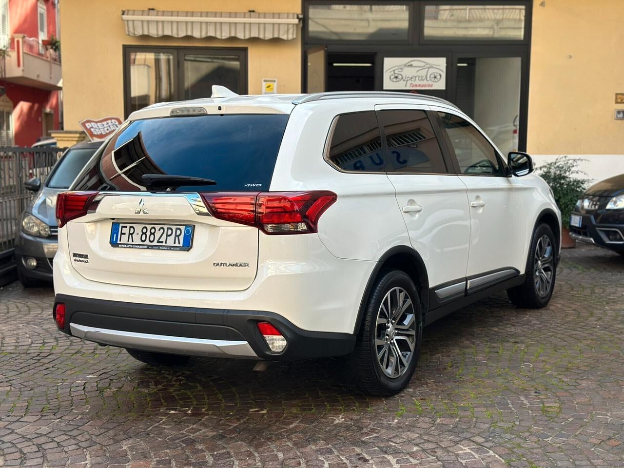 Mitsubishi Outlander 2.2 DI-D 4WD 7 POSTI