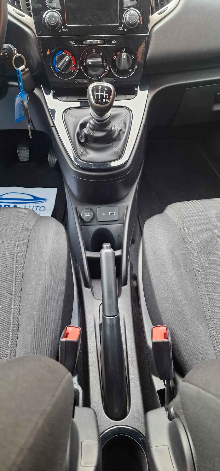 Lancia Ypsilon 1.0 FireFly 5 porte S&S Hybrid Ecochic Silver