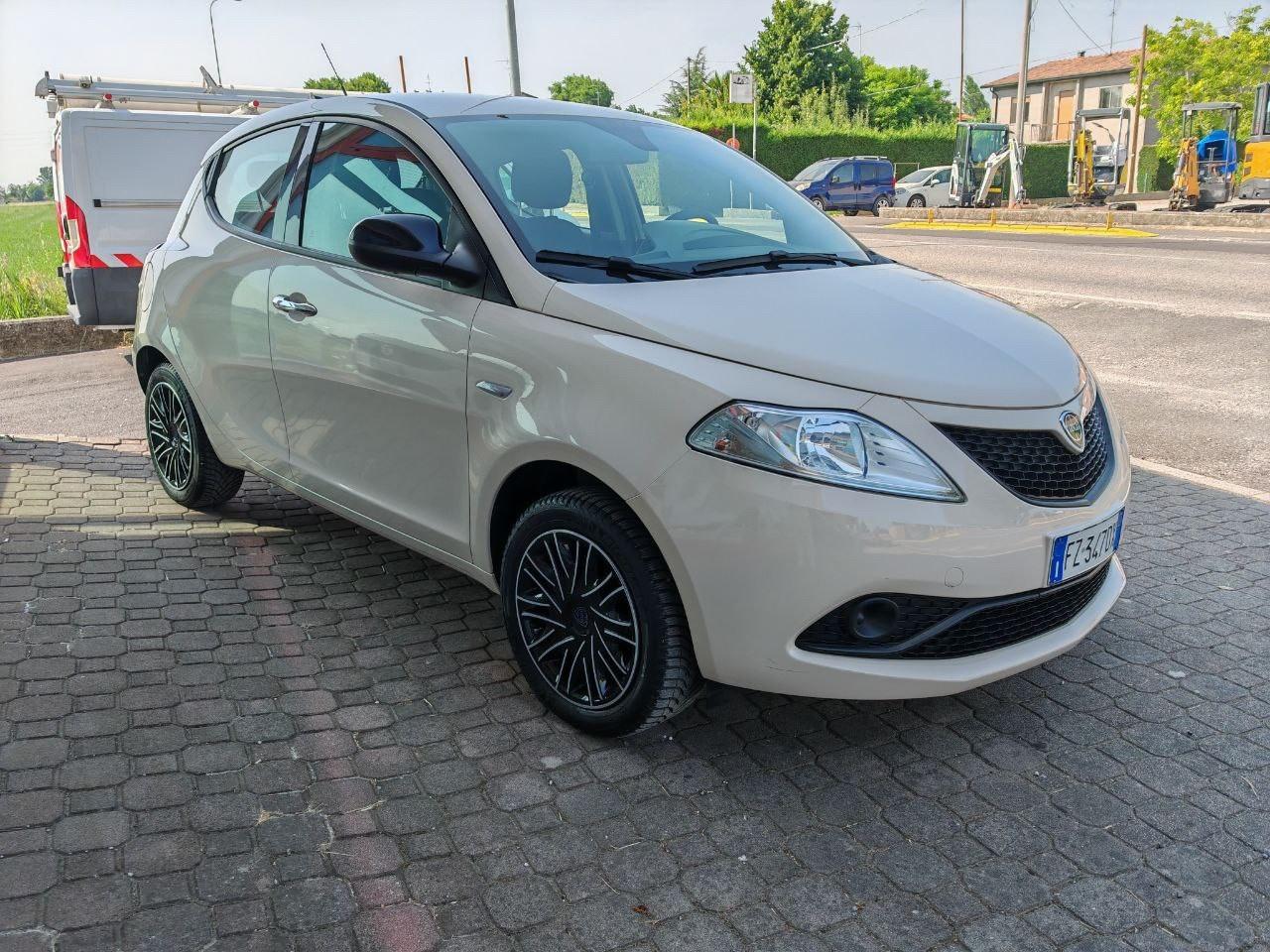 Lancia Ypsilon 1.2 69 CV 5 porte S&S Gold