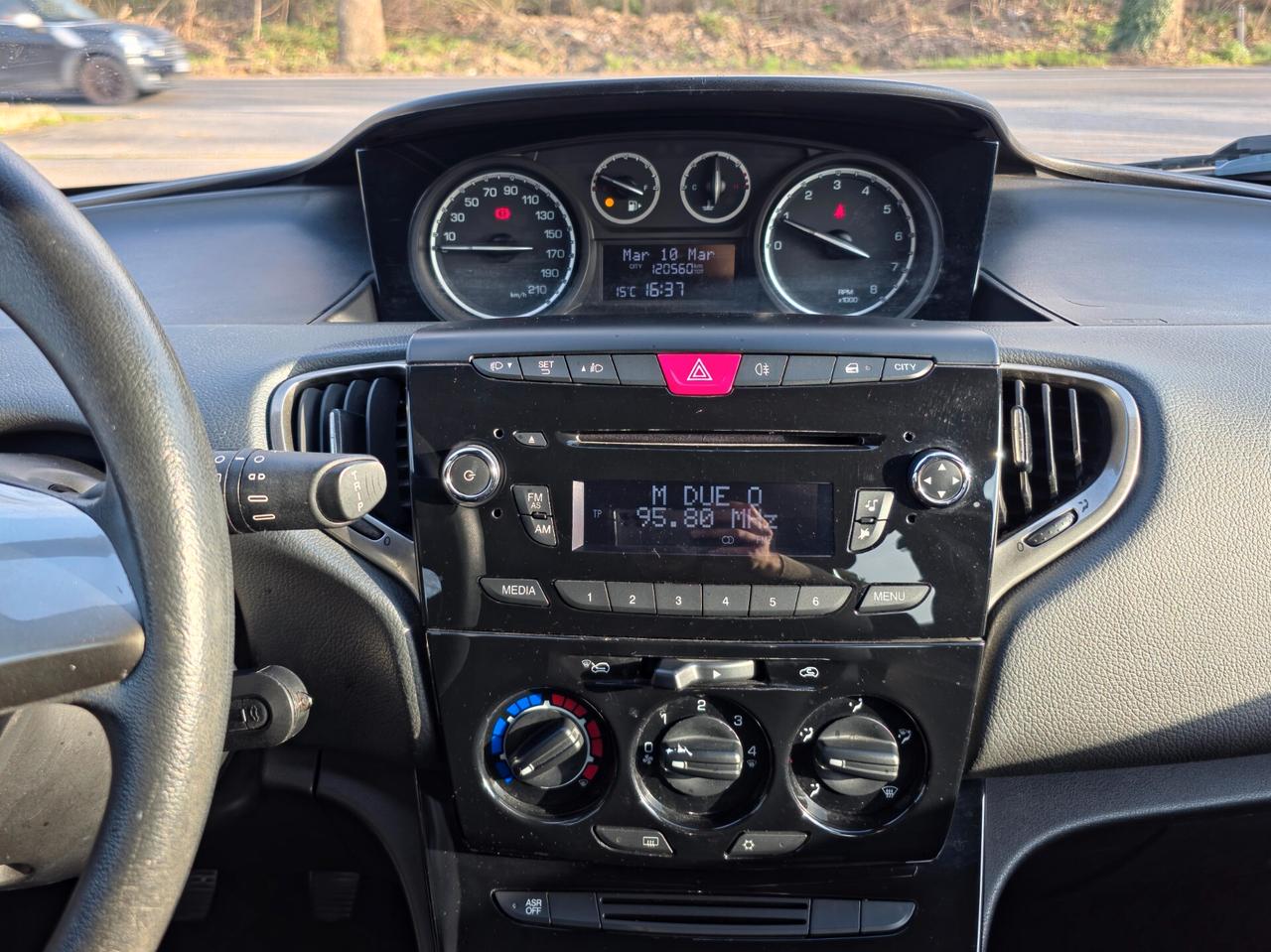 Lancia Ypsilon 1.2 69 CV 5 porte Elefantino 2015-E6 Manuale NEO