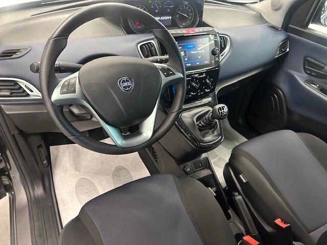Lancia Ypsilon 1.0 FireFly 5 porte S&S Hybrid Silver
