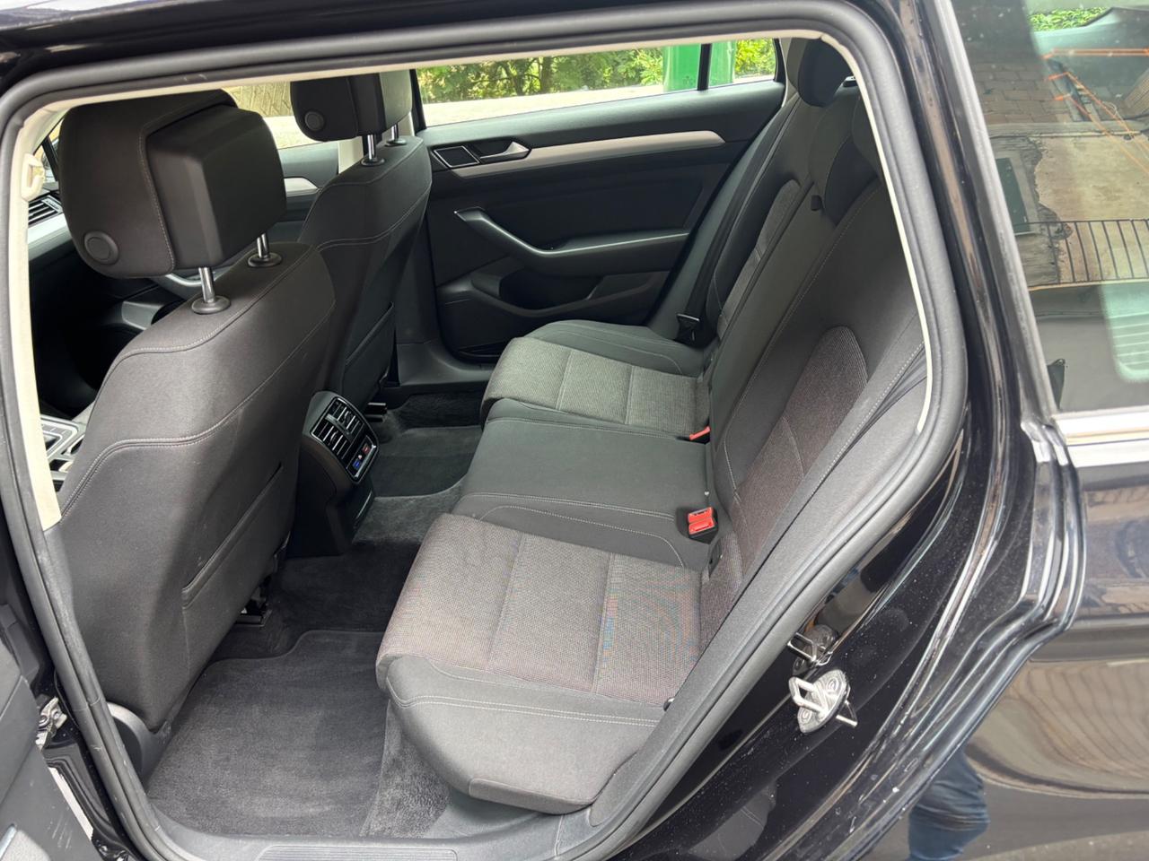Volkswagen Passat 1.6 TDI SCR DSG Business BMT
