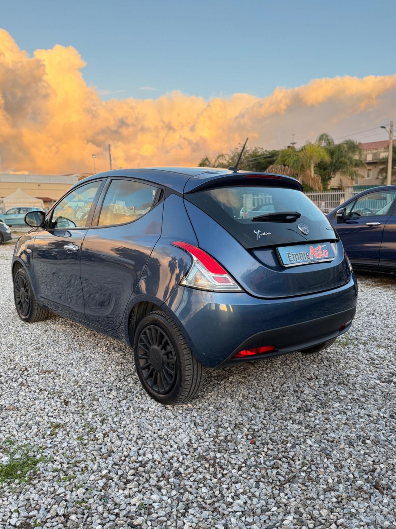 Lancia Ypsilon 1.0 FireFly 5 porte S&S Hybrid Ecochic Silver