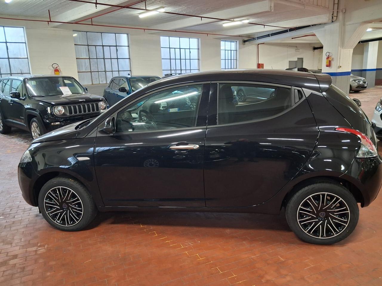 Lancia Ypsilon 1.0 FireFly 5 porte S&S Hybrid Silver