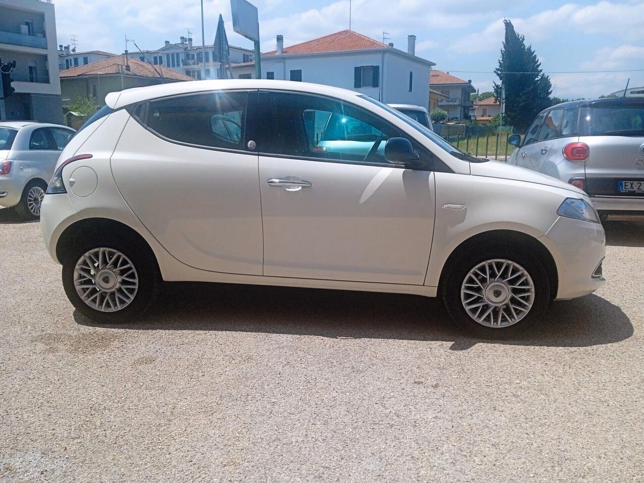 Lancia Ypsilon 0.9 TwinAir 85 CV 5 porte Metano Ecochic Silver