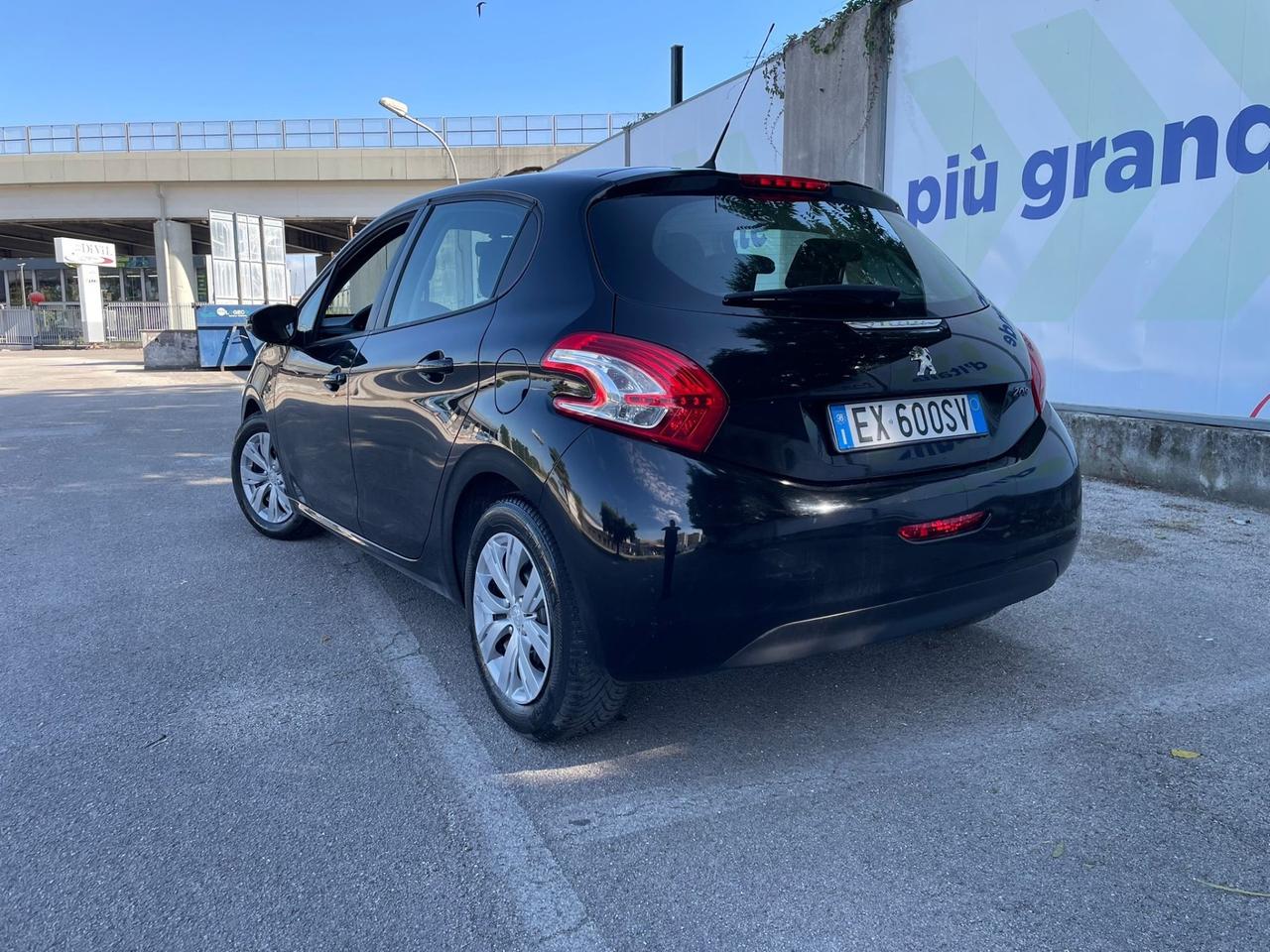 Peugeot 208 1.4 HDi 68 CV 5 porte in perfette condizioni