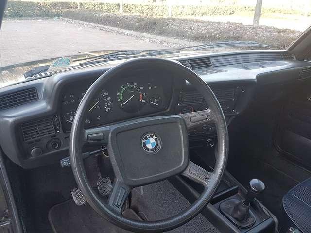BMW 323 i coupe