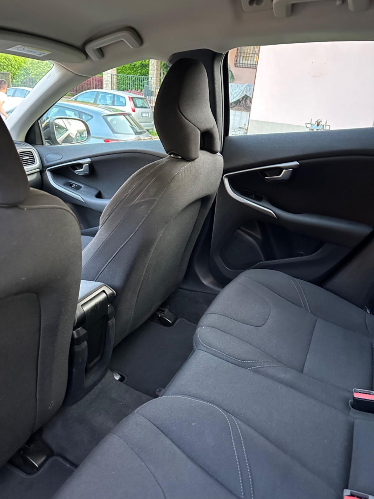 Volvo V40 D2 MOMENTUM KMCERT UNICOPR EU6B