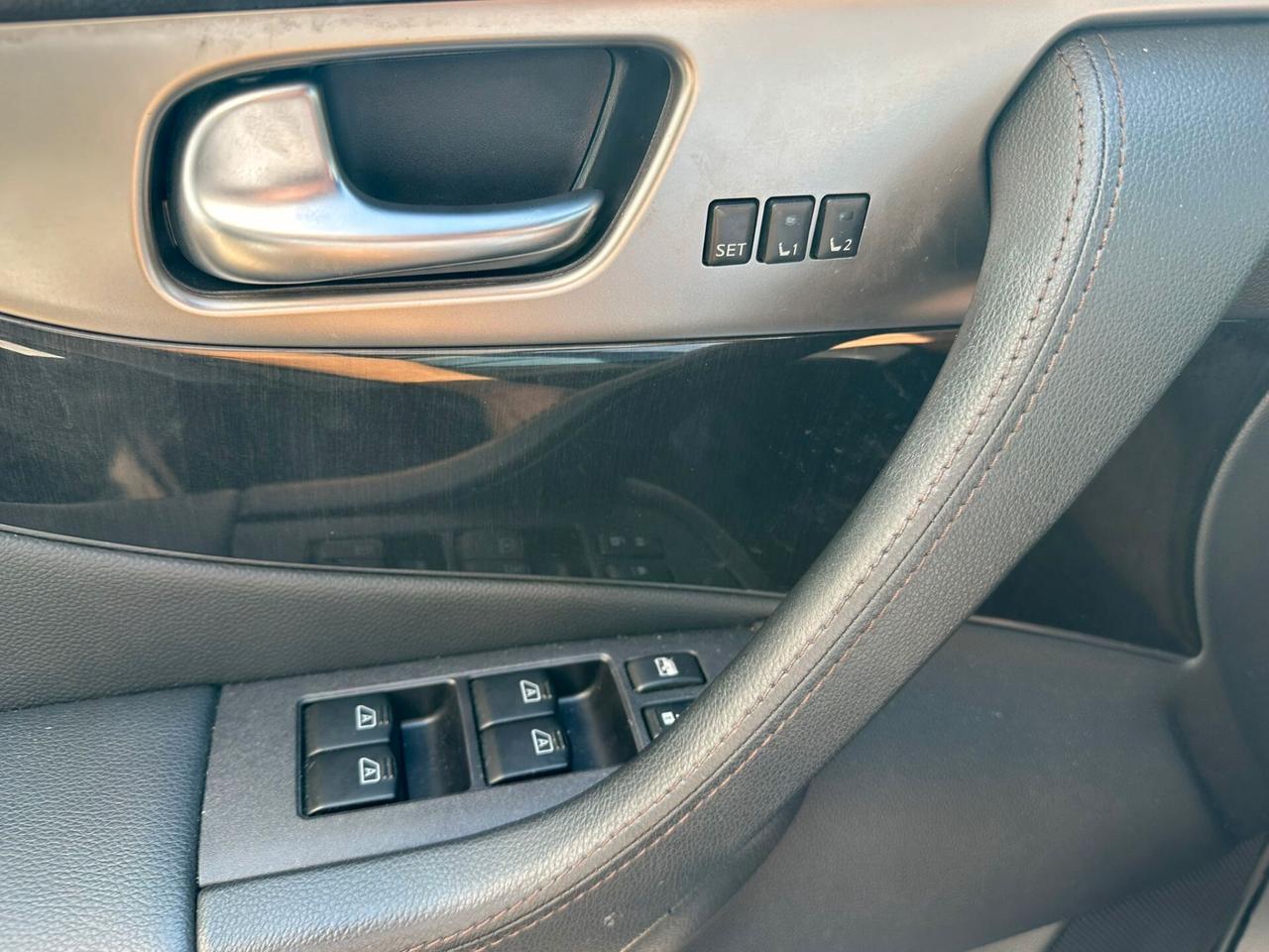Infiniti QX70 3.0 diesel V6 AT GT Premium