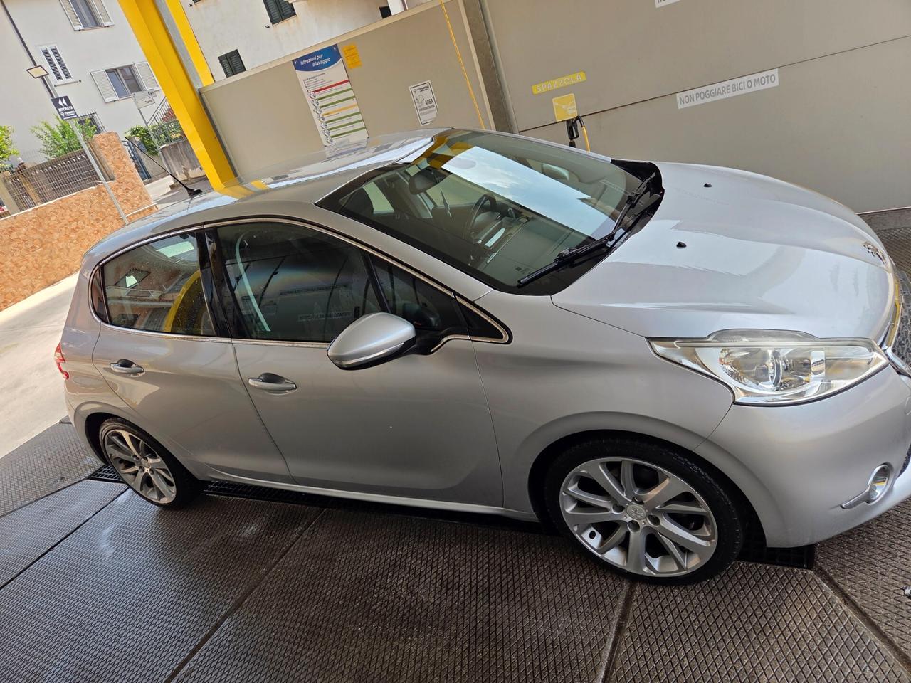 Peugeot 208 1.6 e-HDi 115 CV Stop&Start 5 porte Allure