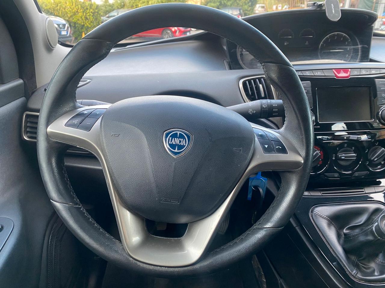 Lancia Ypsilon 1.2 69 CV 5 porte S&S Black and Noir
