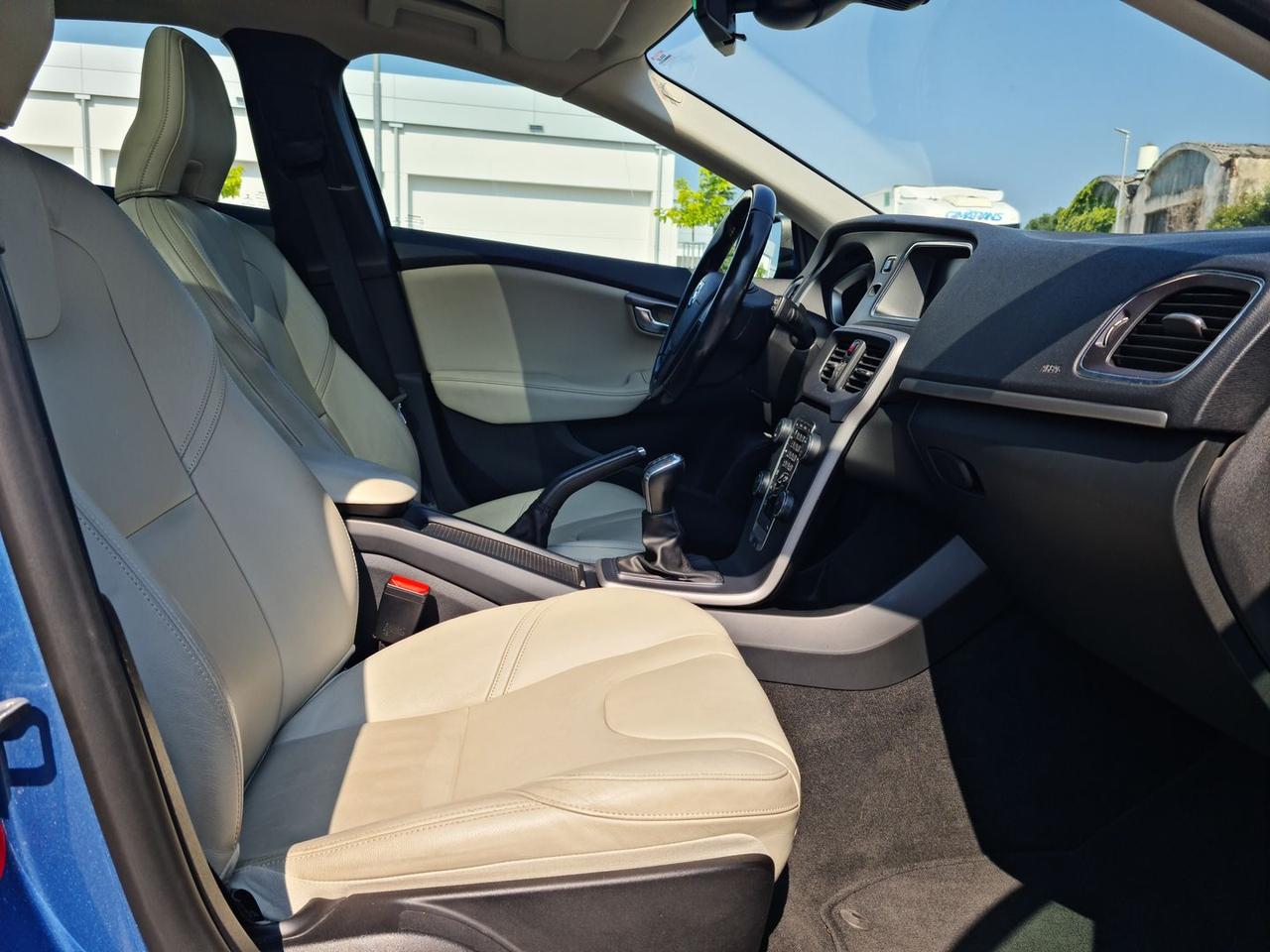 Volvo V40 KINETIC #6087