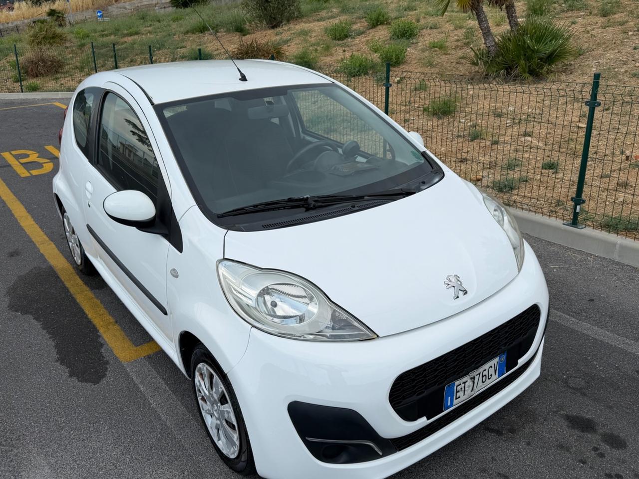 Peugeot 107 CON CAMBIO AUTOMATICO NEOPATENTATI