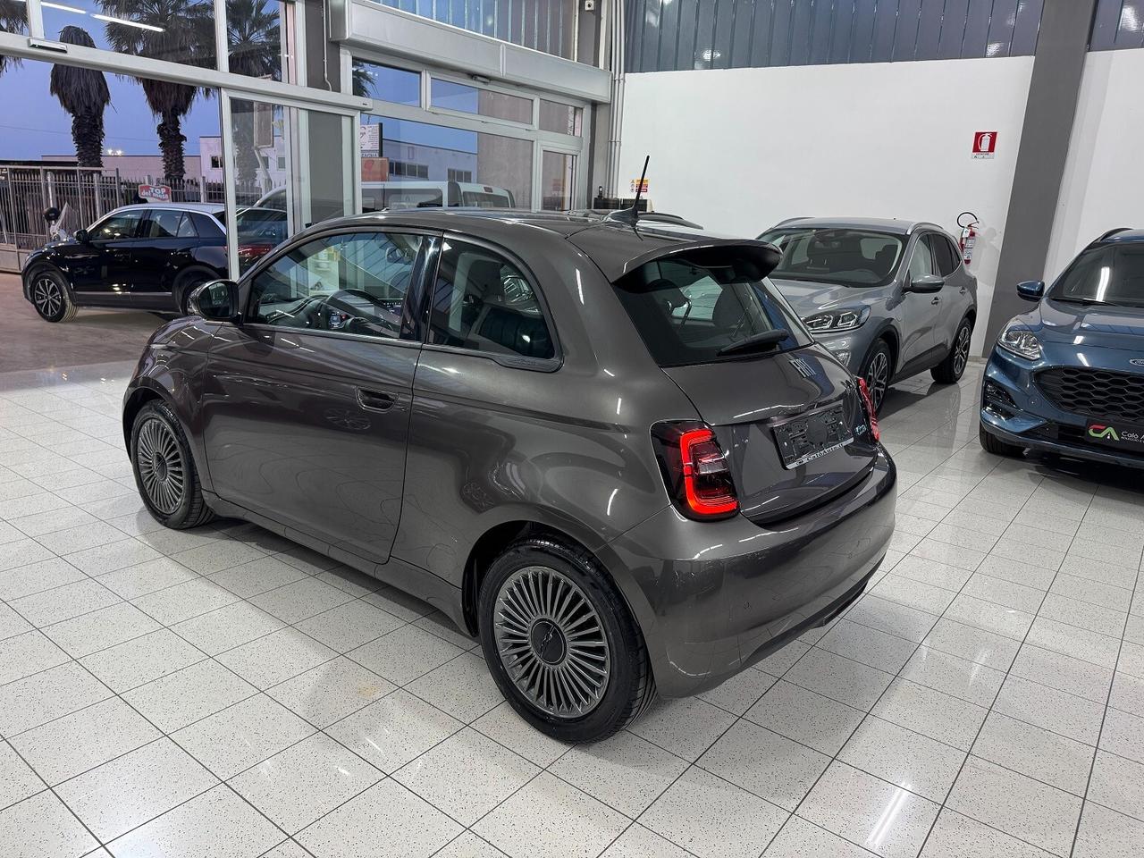 500e 42 kWh FUL LED SENSORI SUPER BELLA
