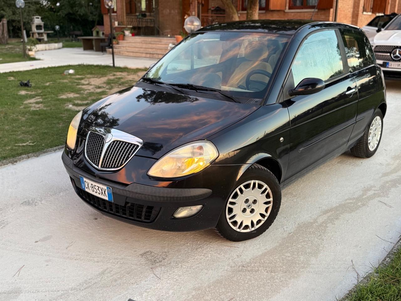 Lancia Ypsilon 1.4 16V Oro