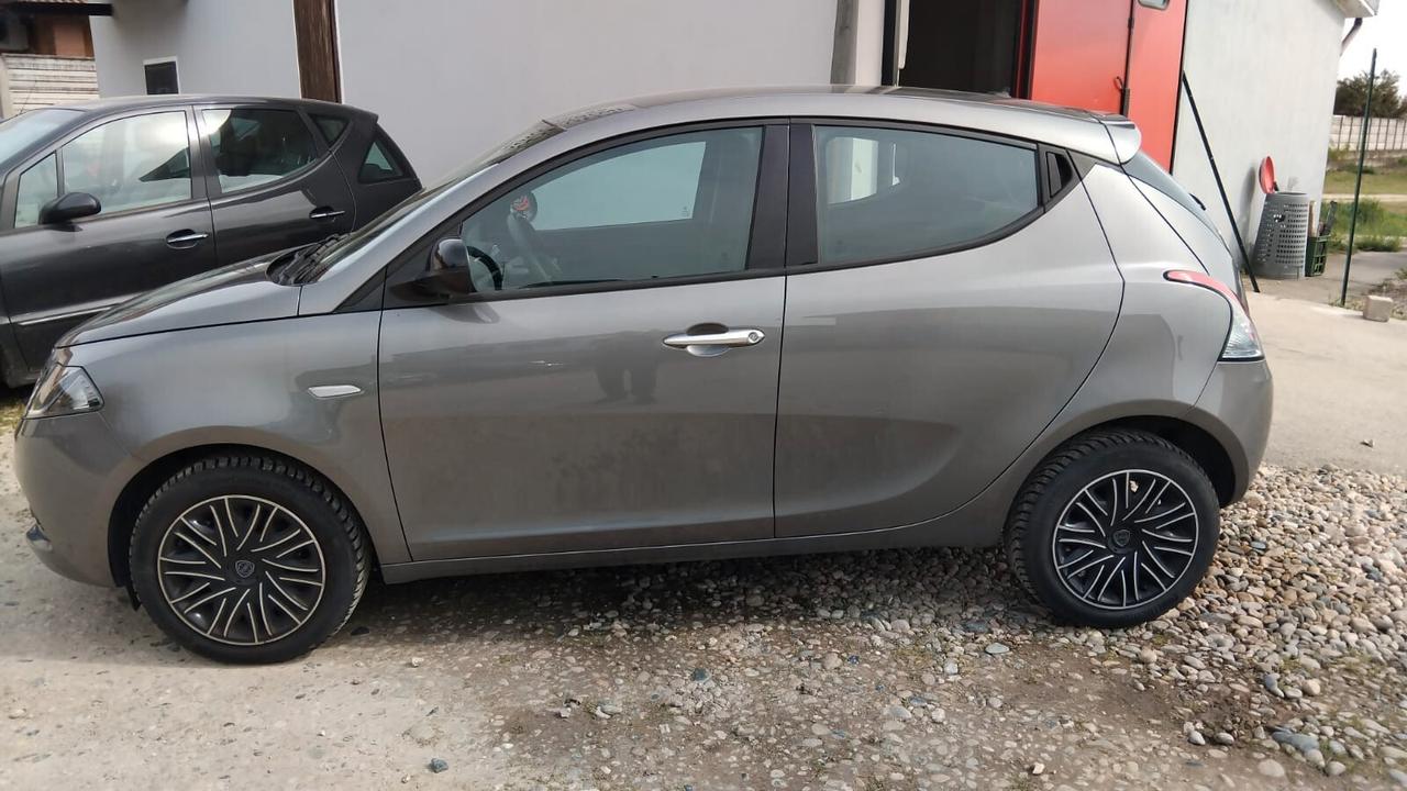 Lancia Ypsilon 1.0 FireFly 5 porte S&S Hybrid Silver