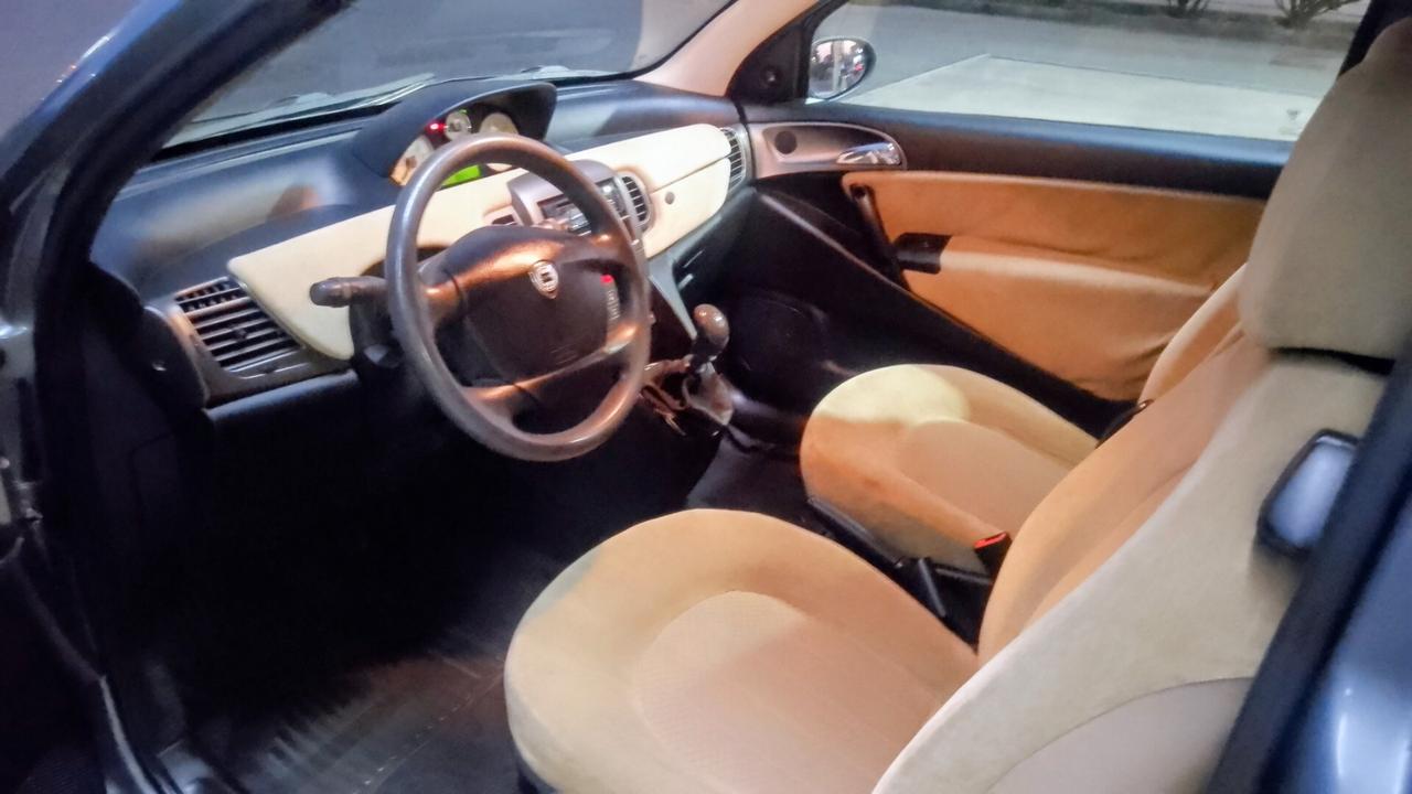 Lancia Ypsilon 1.2 16V 59kw NEOPATENTATI 05