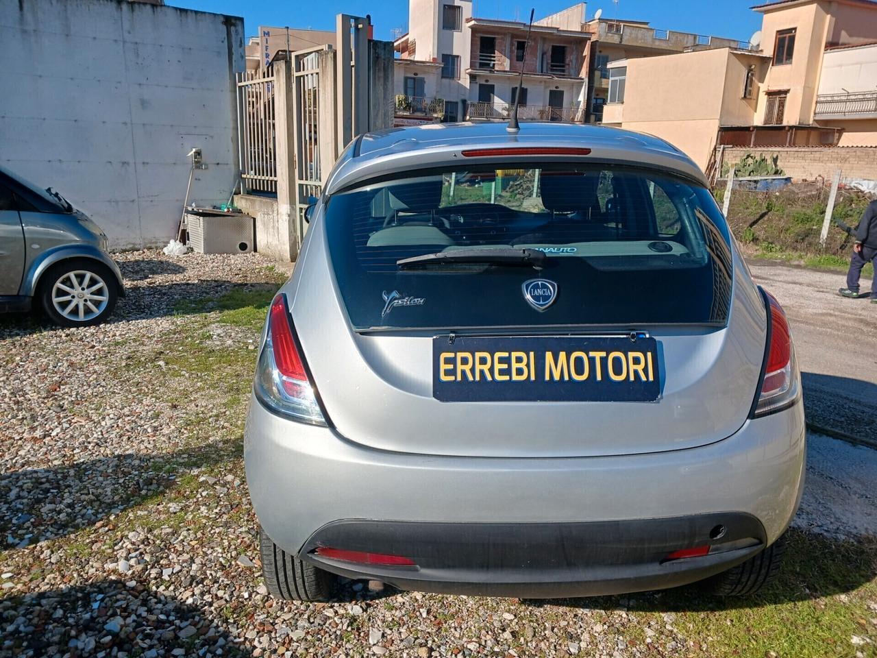 Lancia Ypsilon 0.9 TwinAir 85 CV 5 porte Metano Ecochic Silver
