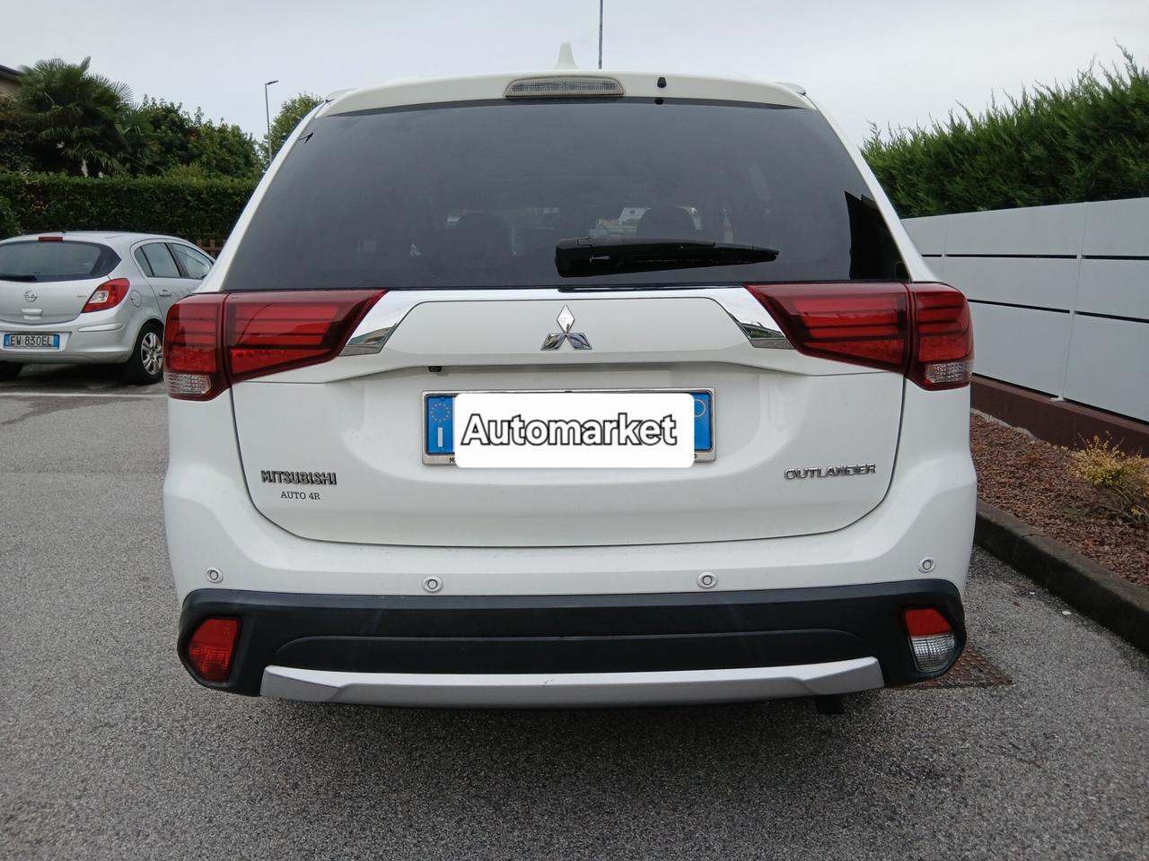 Mitsubishi Outlander 2.2 DI-D 4WD Instyle Plus SDA 7 posti tua a € 199 mese