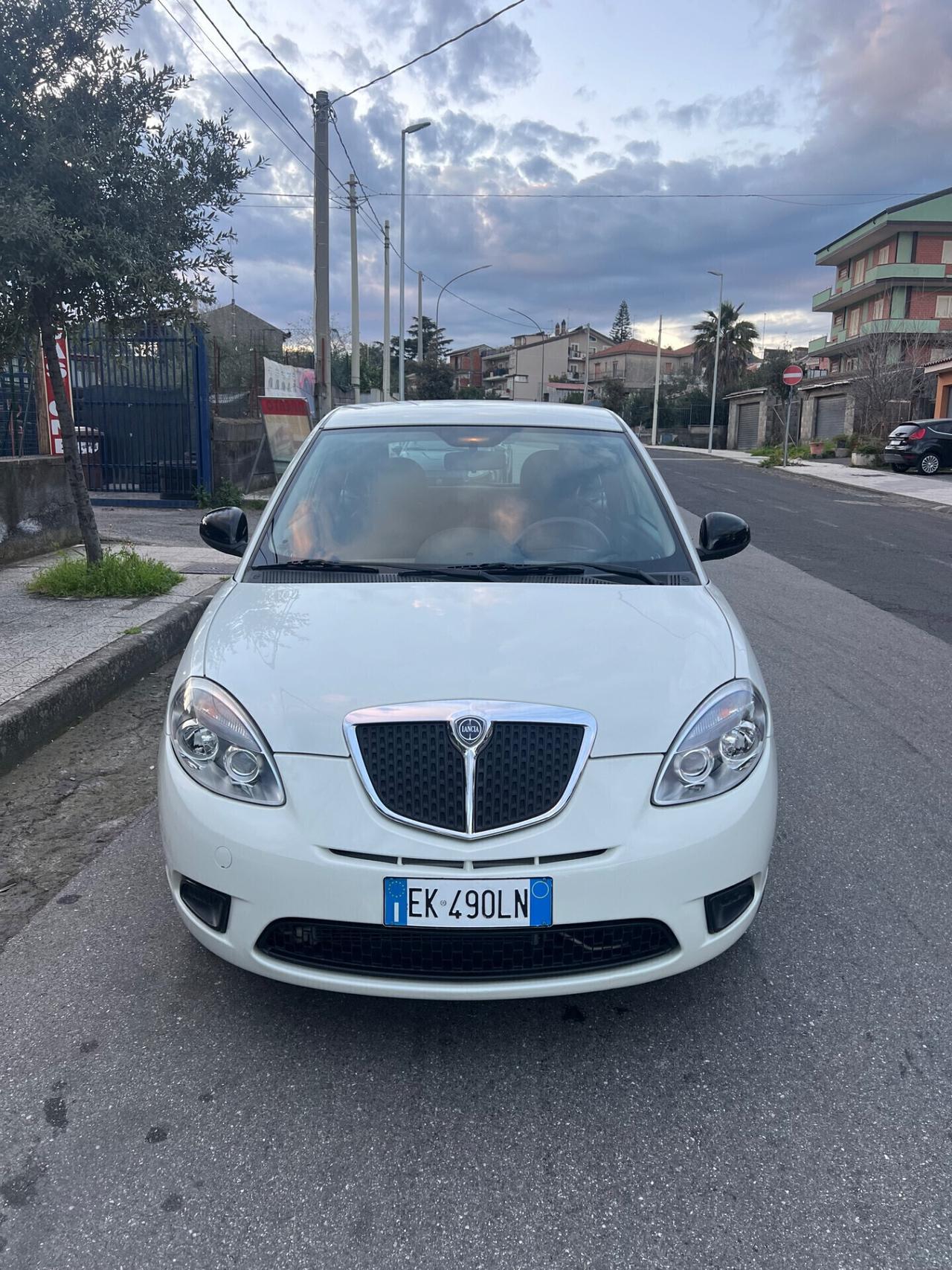 Lancia Ypsilon 1.3 MJT 75 CV Unyca