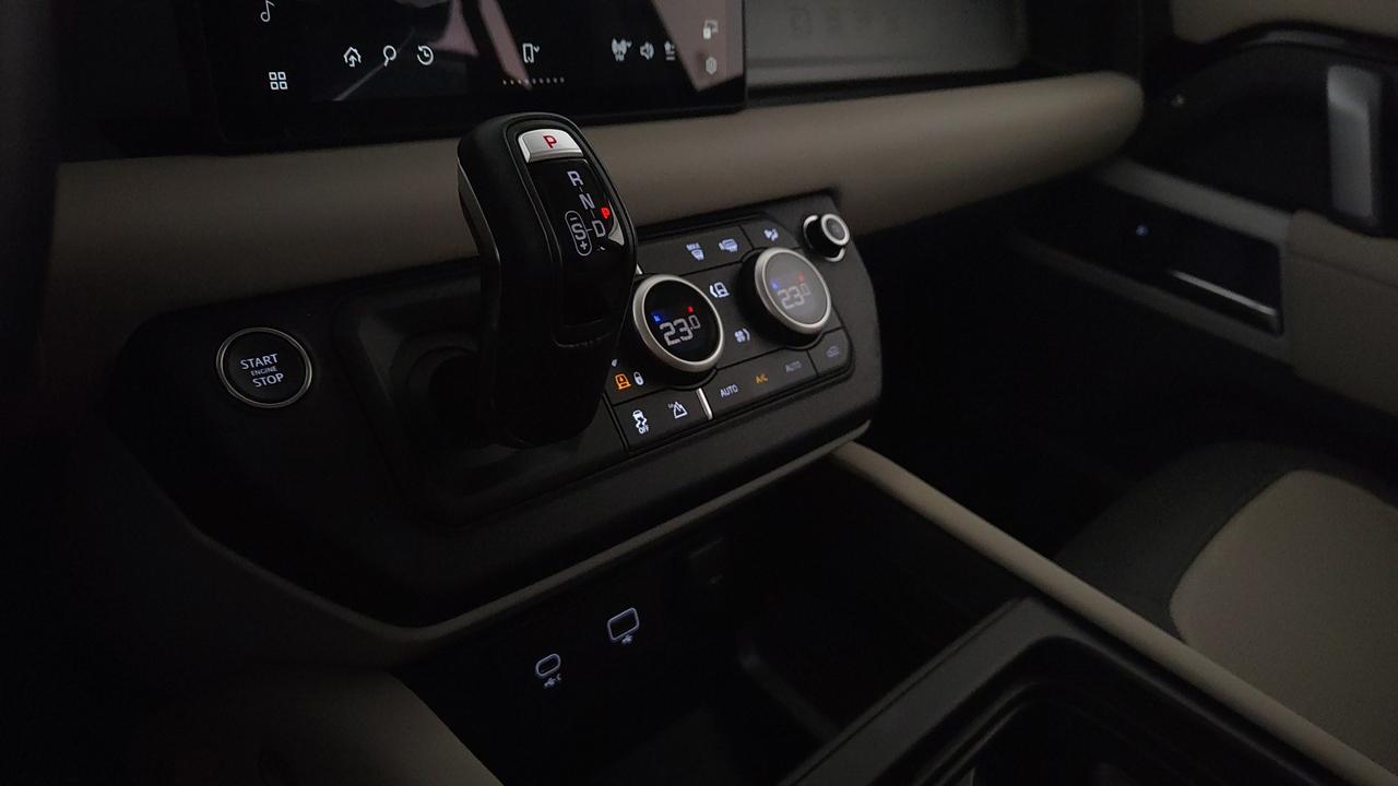 LAND ROVER Defender 110 3.0d i6 mhev X-Dynamic SE awd 200cv auto - autocarro