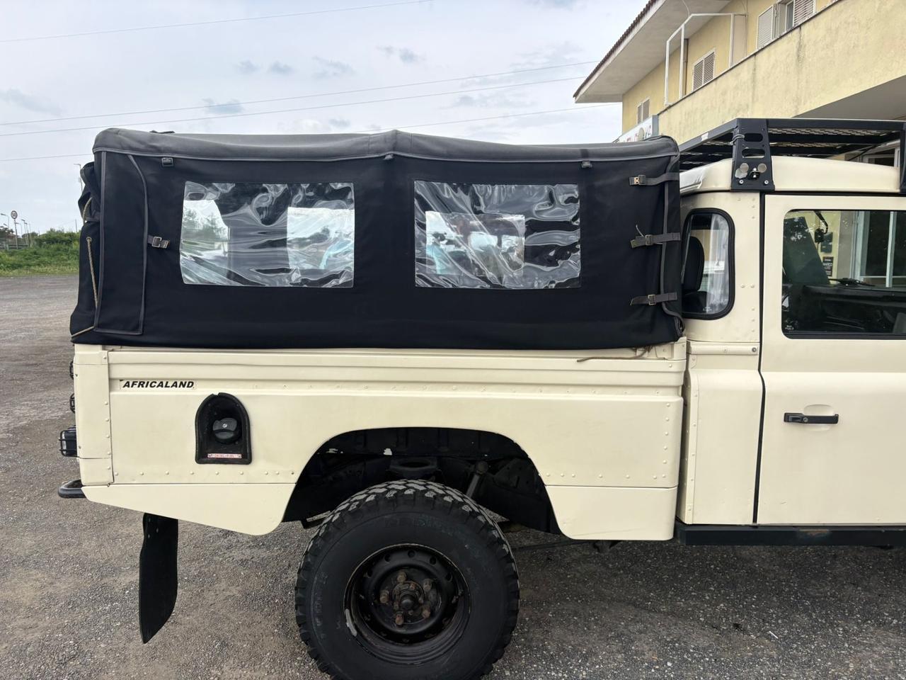 Land Rover Defender 110