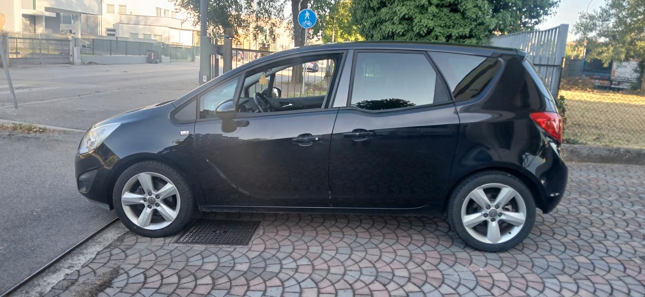 Pochi km Opel Meriva benzina neopatentati