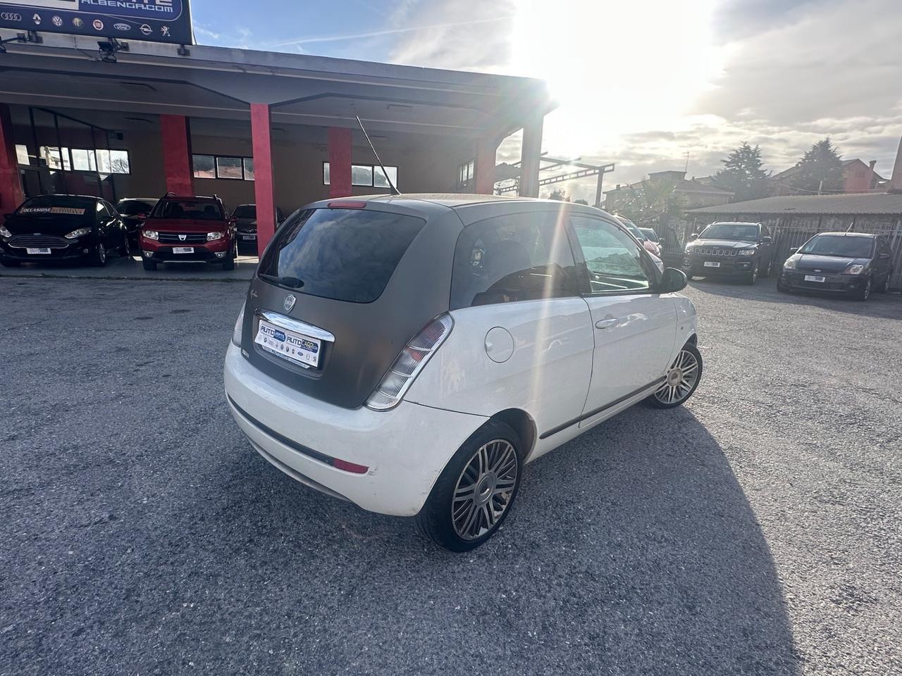 Lancia Ypsilon 1.4 16V Platino