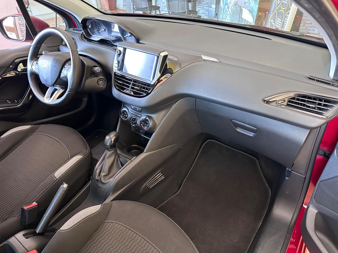 Peugeot 208 1.2benz. Allure