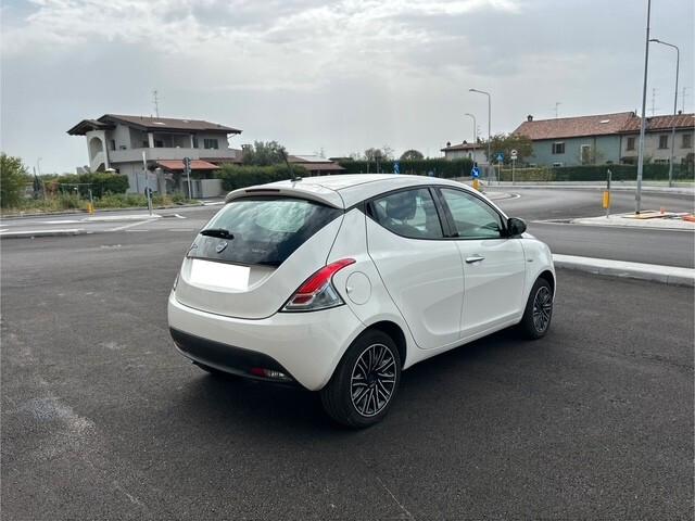 Lancia Ypsilon 1.0 FireFly 5 porte S&S Hybrid Ecochic Silver