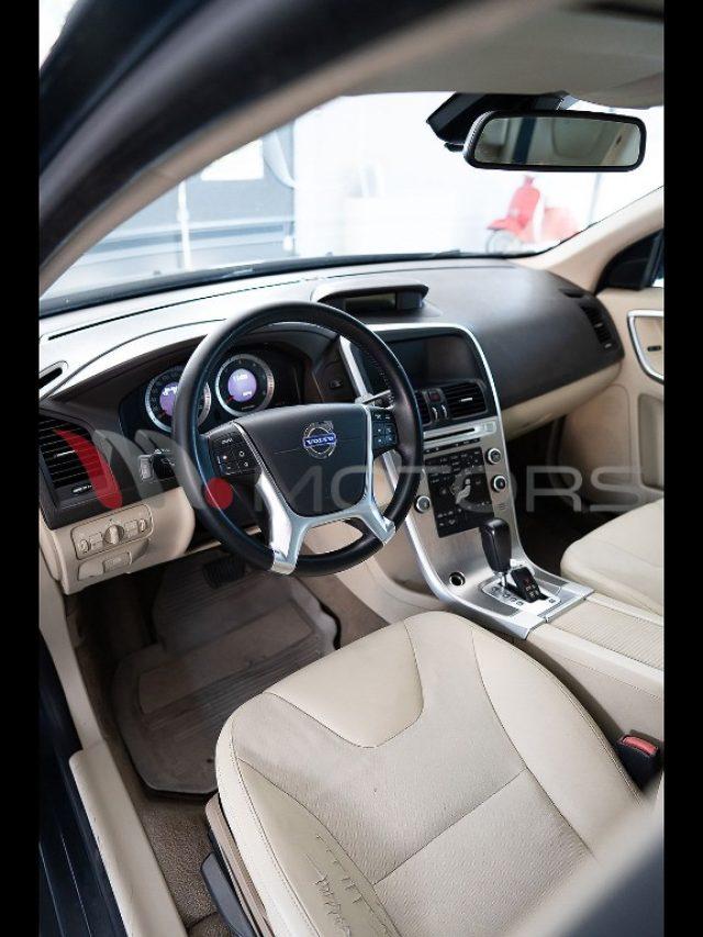 VOLVO XC60 2.4 d3 Momentum AWD 163 CV Geartronic