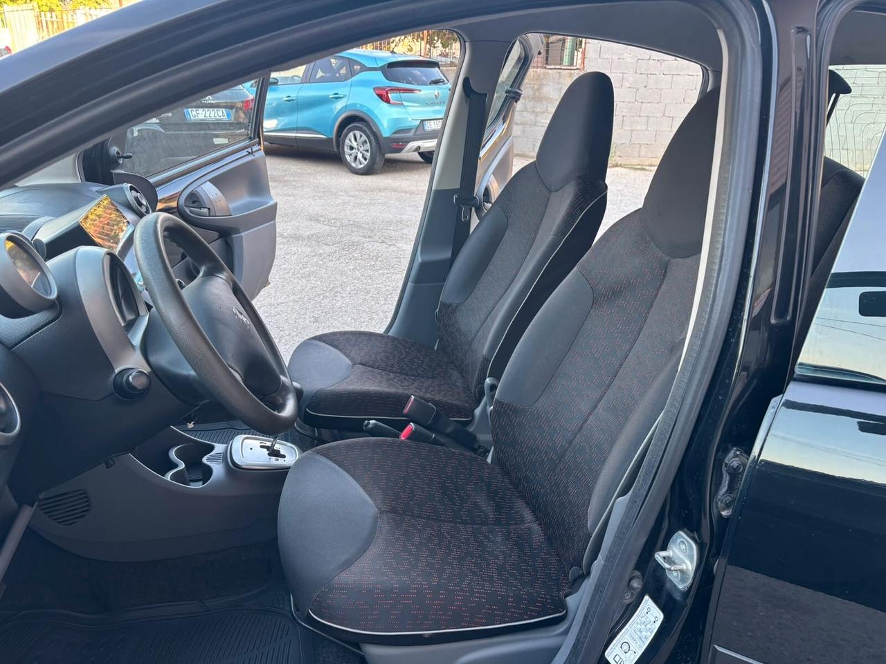 Peugeot 107 1.0 68CV 5p. Sweet Years automatica