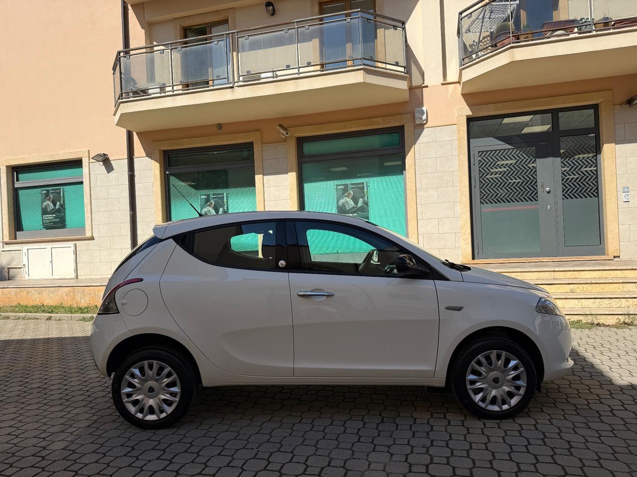 Lancia Ypsilon 0.9 TwinAir 85 CV 5 porte Metano Ecochic Silver