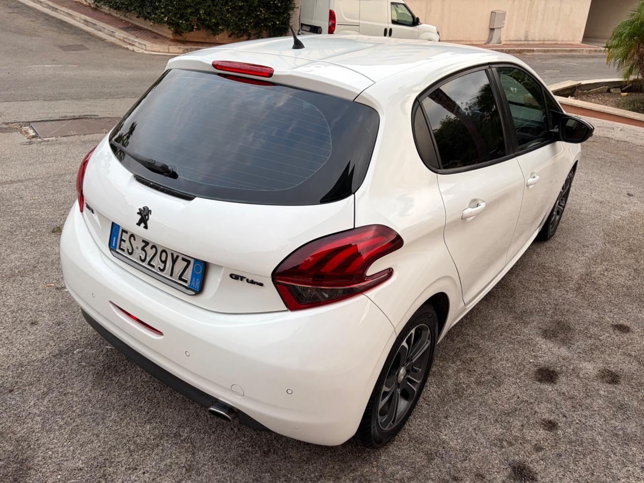 Peugeot 208 1.4 HDi 68 CV strafull