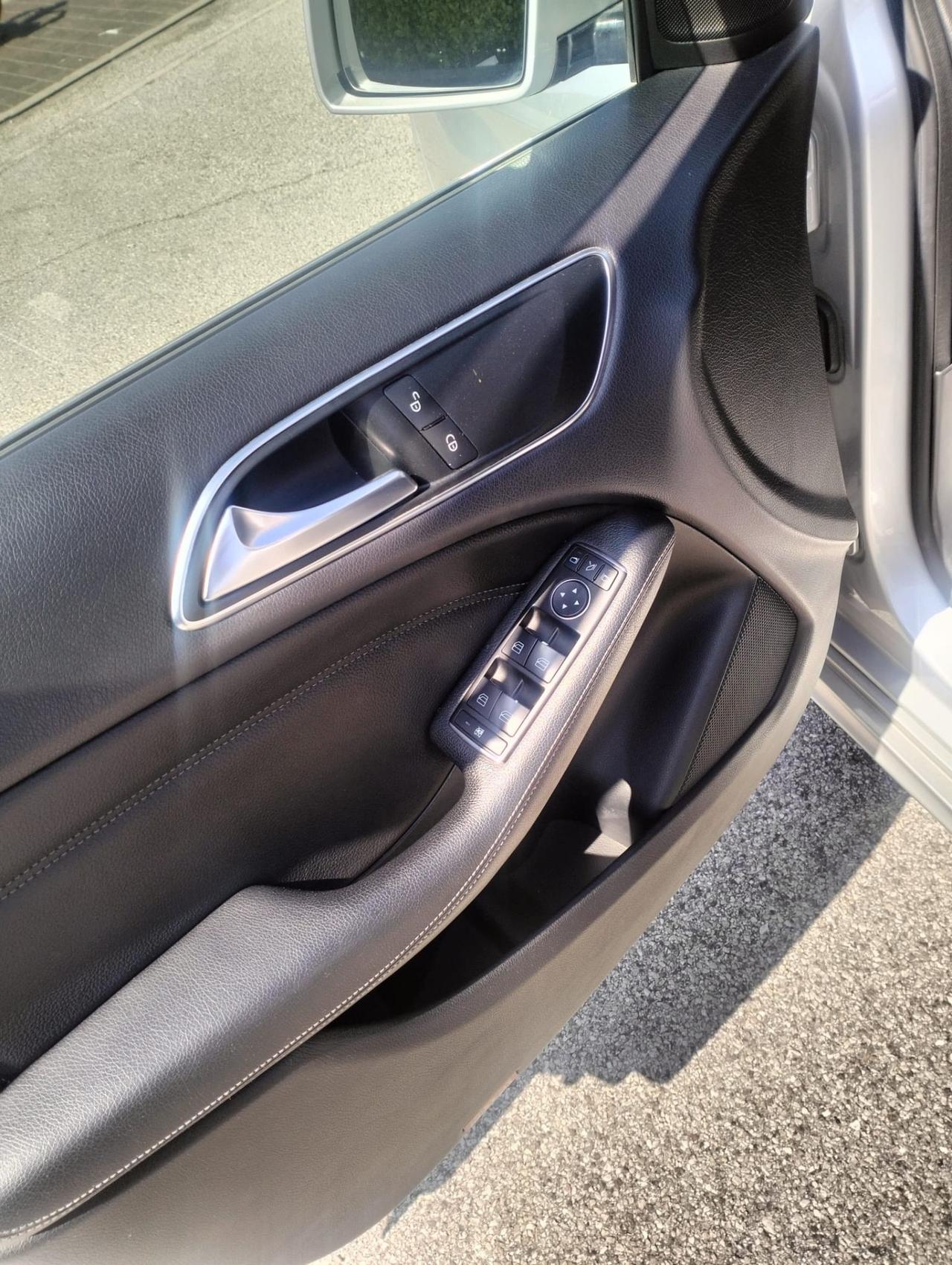 Mercedes-benz B 180 Benz Premium