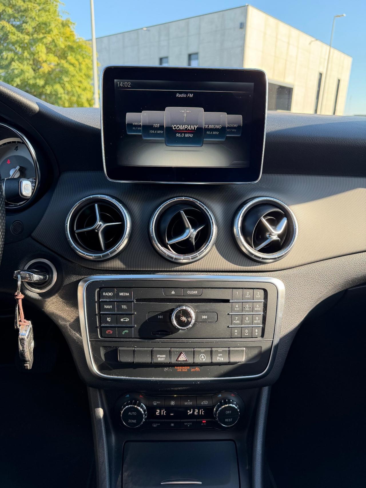 Mercedes-benz CLA 200 .