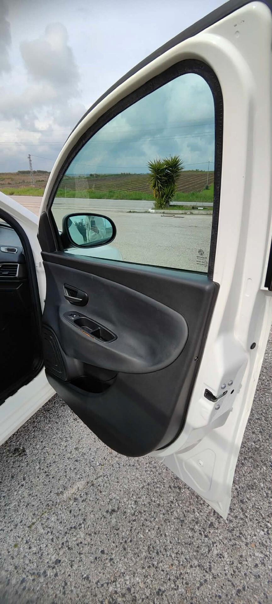 Lancia Ypsilon 0.9 TwinAir 85 CV 5 porte Metano Ecochic Elefantino