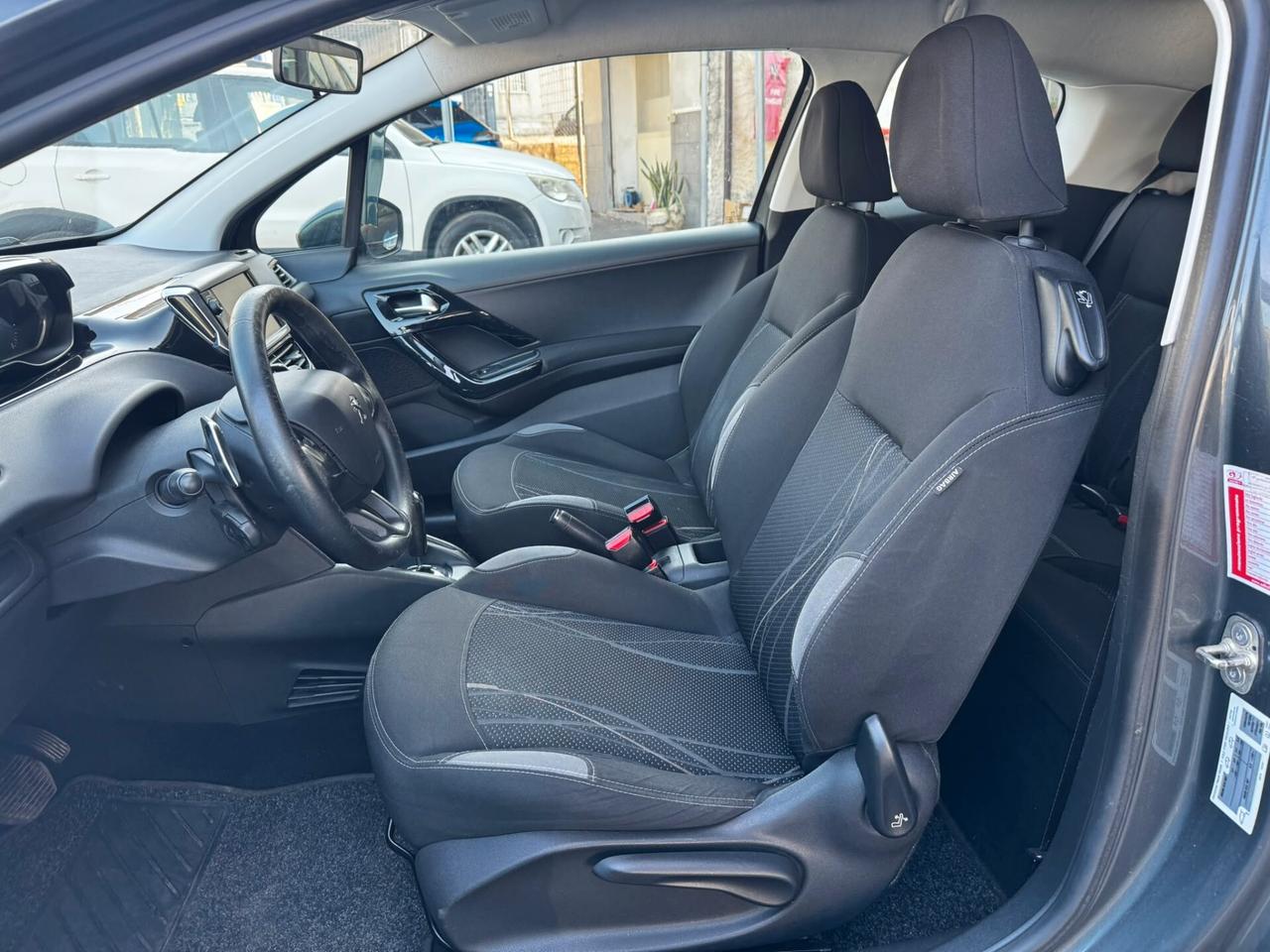Peugeot 208 1.4 e-HDi 68 CV S&S robotizzato 3 porte Active